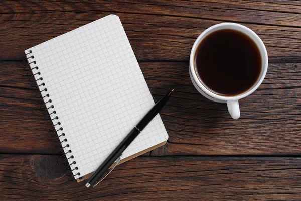 Tasse Kaffee Und Geöffnetes Notizbuch Mit Stift Auf Holzgrund Ansicht — Stockfoto