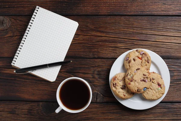 一杯咖啡 饼干和笔记本 背景是木制的 顶视图 — 图库照片
