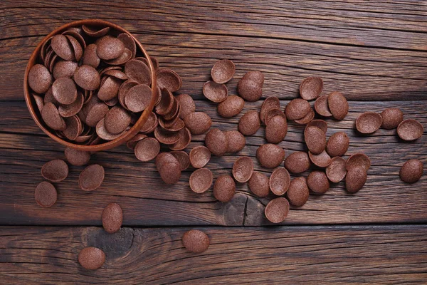 Choklad Spannmål Frukost Skål Och Spridda Nära Trä Bakgrund Ovanifrån — Stockfoto