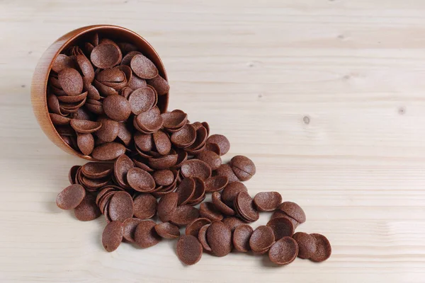 Flocos Milho Chocolate Espalhados Fora Uma Tigela Fundo Madeira Vista — Fotografia de Stock
