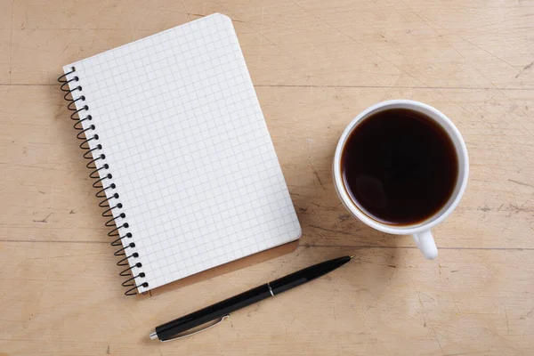 Tasse Kaffee Und Geöffnetes Notizbuch Auf Holzgrund Ansicht Von Oben — Stockfoto