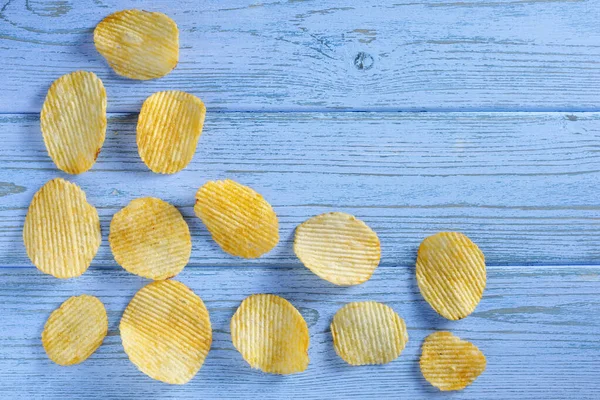 Batatas Fritas Com Nervuras Mesa Madeira Azul Vista Superior — Fotografia de Stock