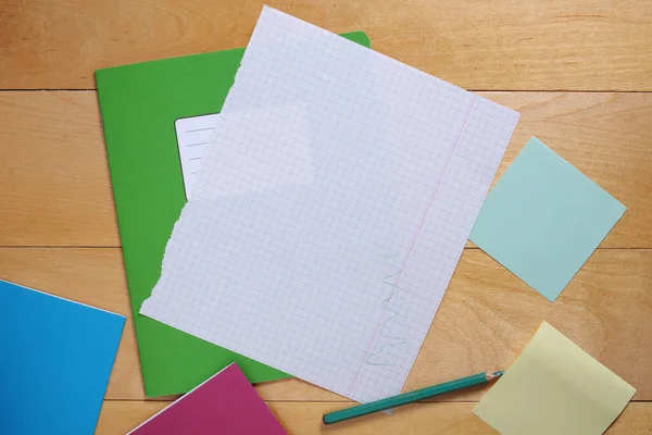 Schoolschriften Potlood Houten Bureau Bovenaanzicht — Stockfoto