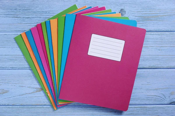 Cuadernos Coloridos Escuela Mesa Madera Azul Vista Superior — Foto de Stock