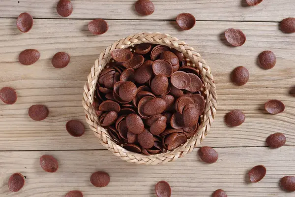 Direct Boven Het Zicht Van Chocolade Cornflakes Rieten Schaal Houten — Stockfoto