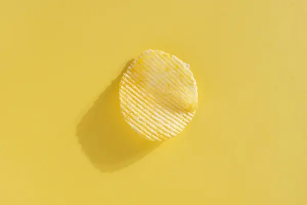 Single Potato Chips Gul Bakgrund Ovanifrån — Stockfoto