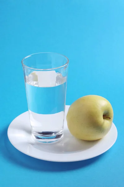 Manzanas Verdes Vaso Agua Plato Sobre Fondo Azul —  Fotos de Stock