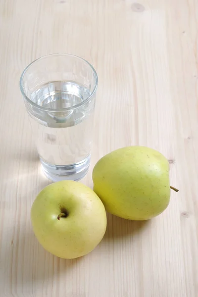 Zielone Jabłka Szklanka Wody Pitnej Drewnianym Tle Zdrowa Żywność — Zdjęcie stockowe