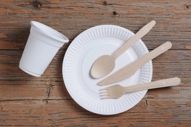 Tek kullanımlık tabaklar eski ahşap masada, üst tarafta.