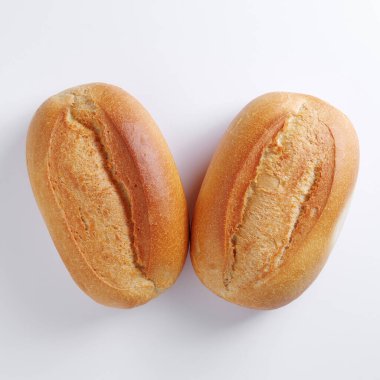 Siyah metal tepside iki somun küçük buğday ekmeği.