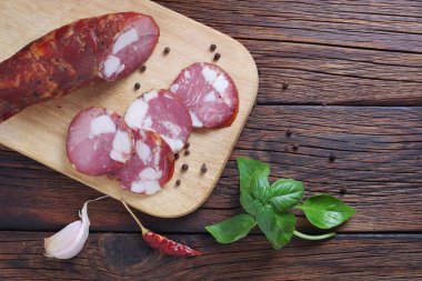 Ev yapımı füme sosis kesim tahtasına dilimlenmiş ahşap bir masa, üst manzara