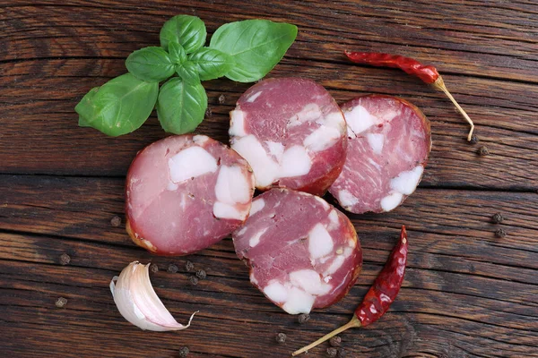Deliziosa Salsiccia Affumicata Affettata Tavolo Legno Vista Dall Alto — Foto Stock