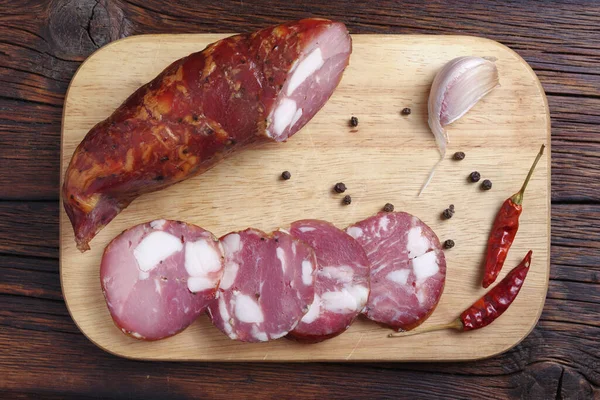 Zelfgemaakte Rookworst Gesneden Een Snijplank Een Houten Tafel Bovenaanzicht — Stockfoto