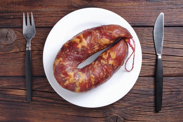 Gerookte Zelfgemaakte Worst Een Bord Bestek Een Houten Tafel Bovenaanzicht — Stockfoto