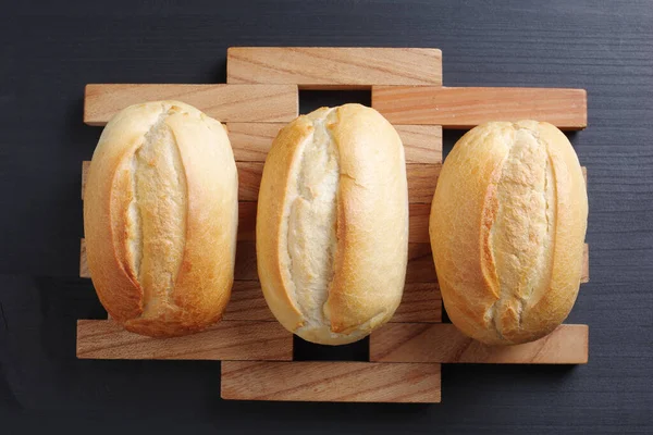 Drei Laibe Weizenbrot Auf Schwarzem Holztisch Draufsicht — Stockfoto