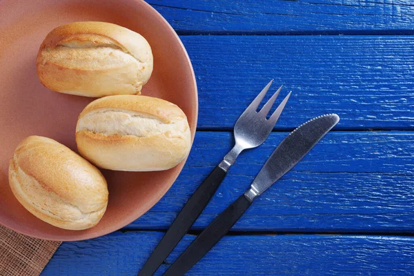 Broodjes Wit Brood Een Bord Bestek Een Blauwe Houten Tafel — Stockfoto