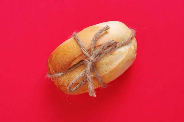 Loaf Ψωμί Δεμένο Σπάγκο Κόκκινο Φόντο Γκρο Πλαν Κορυφαία Άποψη — Φωτογραφία Αρχείου