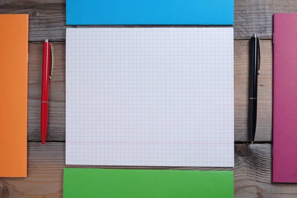色彩斑斓的学校笔记本和圆珠笔 木制背景 顶视图 — 图库照片