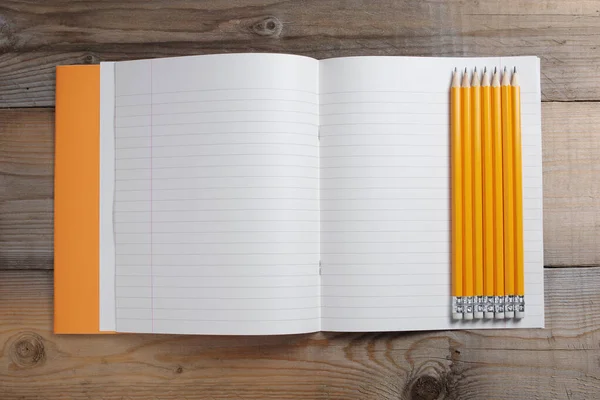 Caderno Escolar Lápis Sobre Fundo Madeira Vista Superior — Fotografia de Stock