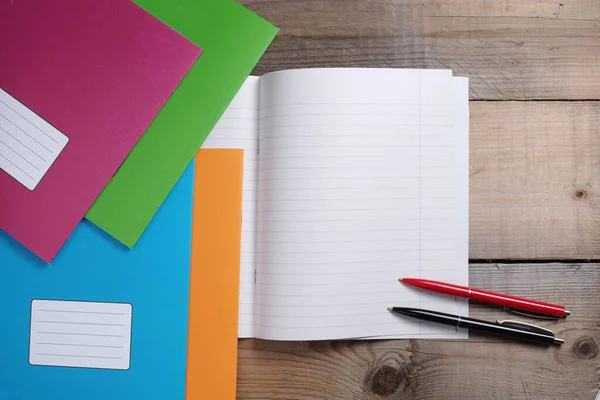 Cuadernos Coloridos Escuela Dos Bolígrafos Mesa Madera Vista Superior — Foto de Stock