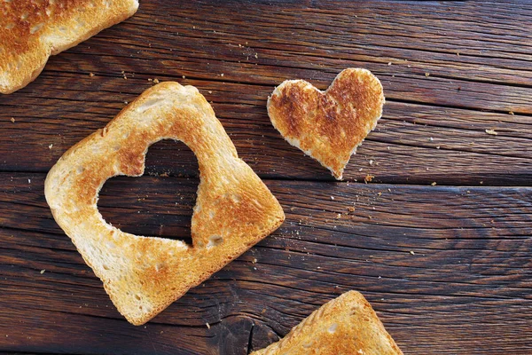 Ahşap Arka Planda Kalp Şeklinde Kesilmiş Tost Ekmeği — Stok fotoğraf