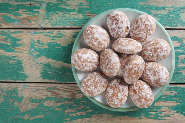 Geglazuurde Peperkoek Koekjes Een Bord Oude Groene Houten Achtergrond Bovenaanzicht — Stockfoto