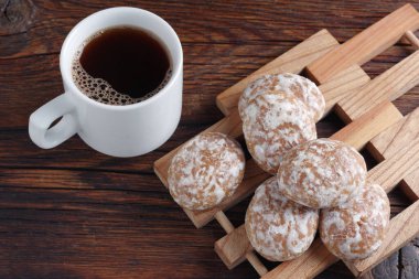 Zencefilli kurabiye ve bir fincan kahve.