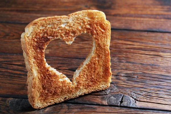 Toast Con Taglio Forma Cuore Sfondo Legno Copia Spazio — Foto Stock