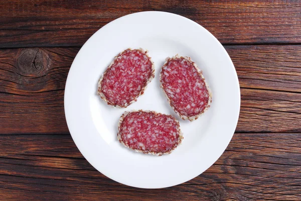 Salamiwurst Scheiben Geschnitten Mit Kernen Auf Einem Teller Auf Einem — Stockfoto