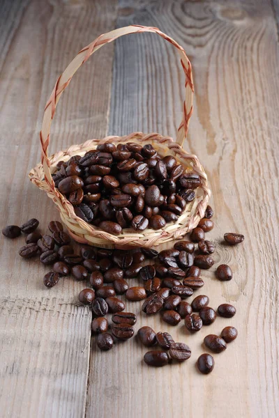 Chicchi Caffè Tostati Cesto Vimini Sul Tavolo Legno — Foto Stock