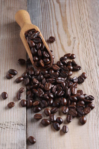 Rostade Kaffebönor Träspade Och Utspridda Nära Bordet — Stockfoto