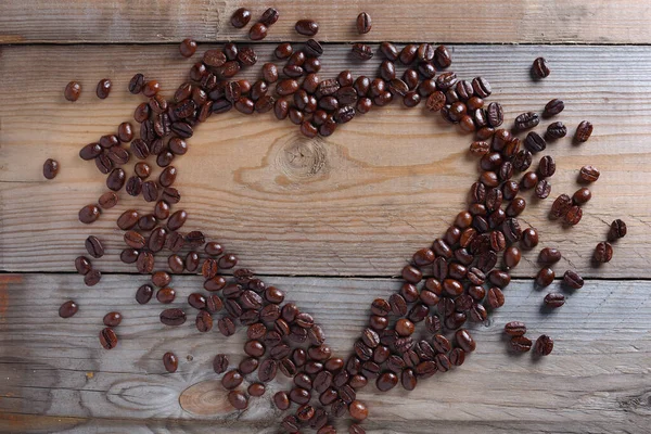 Rostade Kaffebönor Och Hjärtform Trä Bakgrund Ovanifrån — Stockfoto