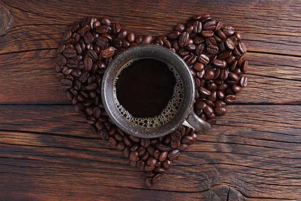 Tazza Caffè Fagioli Tostati Forma Cuore Tavolo Legno Vista Dall — Foto Stock