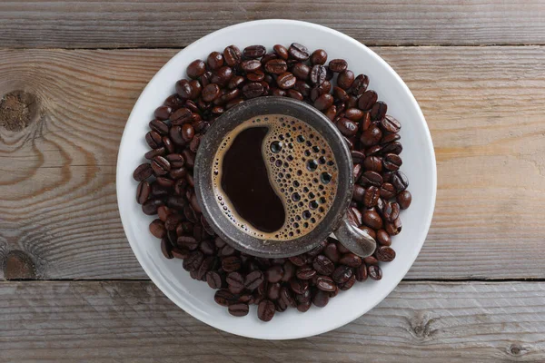 Kopje Koffie Gebrande Bonen Een Houten Tafel Close Bovenaanzicht — Stockfoto