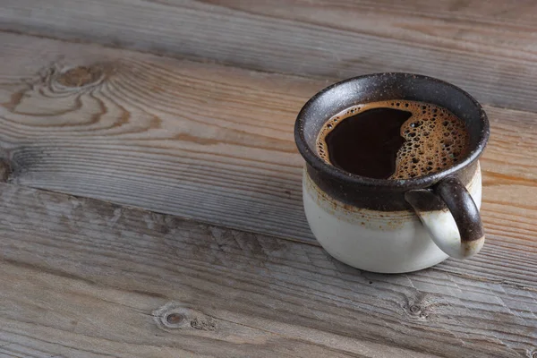 木製の背景にホットコーヒーのカップを閉じる テキストのスペース — ストック写真