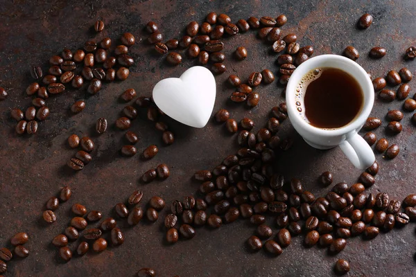 Tasse Kaffee Und Geröstete Bohnen Auf Metallischem Grunge Hintergrund Draufsicht — Stockfoto