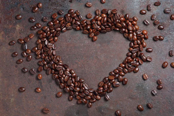 Rostade Kaffebönor Och Hjärtform Grunge Metal Bakgrund Ovanifrån — Stockfoto