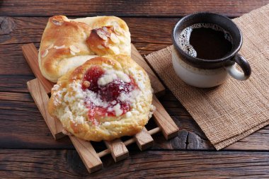 Tahta masada kahvaltı için taze hamur işi ve kahve. 