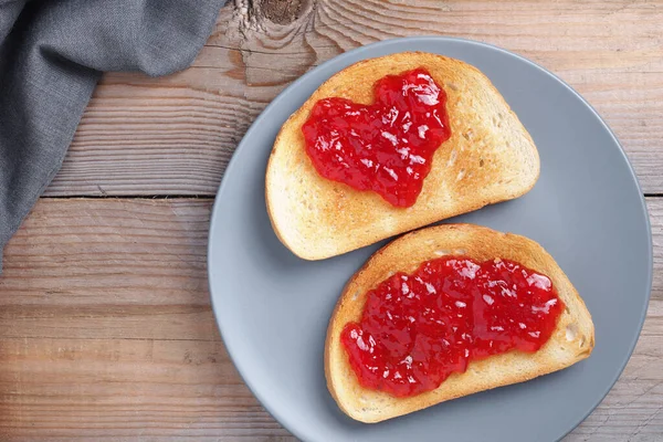 Herzförmige Marmelade Auf Geröstetem Brot Grauem Teller Auf Dem Holztisch — Stockfoto