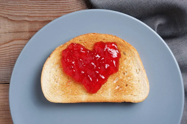 Hartvormige Jam Geroosterd Brood Grijze Plaat Houten Tafel Bovenaanzicht — Stockfoto