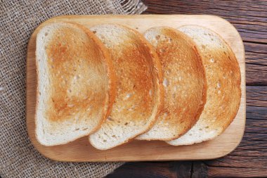 Tahta üzerinde kavrulmuş beyaz ekmek, üst manzara.