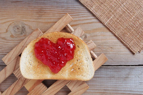 Herzförmige Marmelade Auf Geröstetem Brot Auf Dem Holztisch Draufsicht — Stockfoto