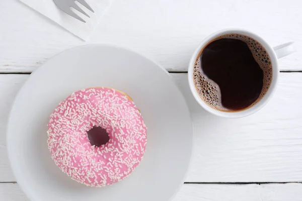 粉红甜甜圈 盘子上有洒水 白桌上有咖啡 俯瞰全景 — 图库照片