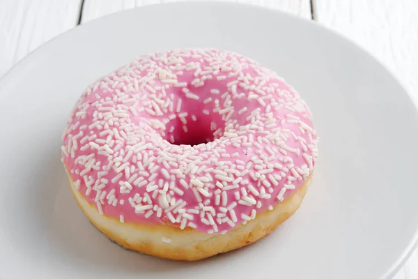 Рожевий Пончик Зморшками Тарілці Кольоровому Фоні Крупним Планом — стокове фото