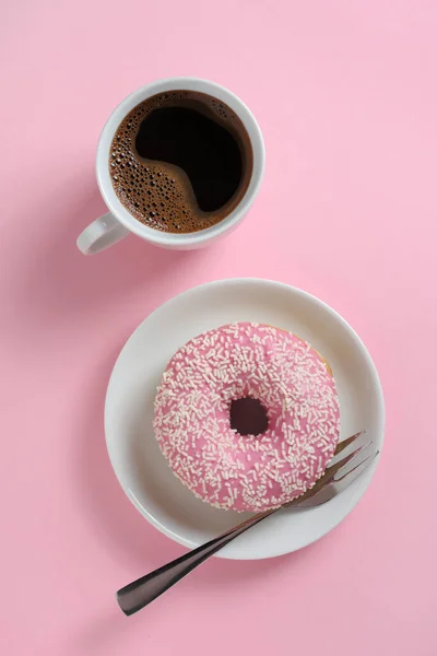 Donut Rosa Com Polvilhas Uma Placa Xícara Café Sobre Fundo — Fotografia de Stock