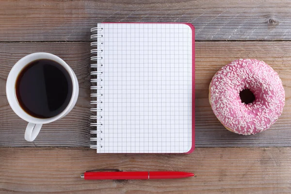 Directamente Encima Vista Libreta Rosado Donut Con Taza Café Sobre — Foto de Stock