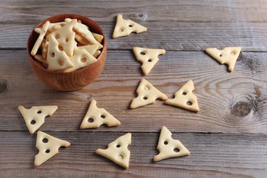 Yüksek açılı kuru bisküviler, kasede peynir, ahşap masa.