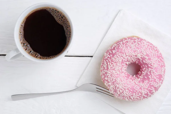 Donut Rosa Com Polvilhas Xícara Café Mesa Madeira Branca Vista — Fotografia de Stock