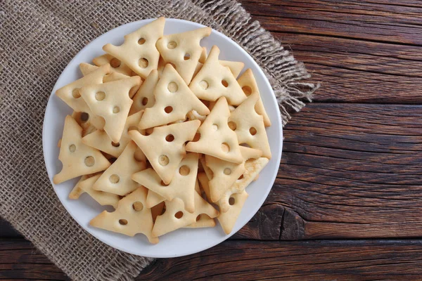 Galletas Secas Con Queso Plato Sobre Mesa Madera Rústica Vista — Foto de Stock