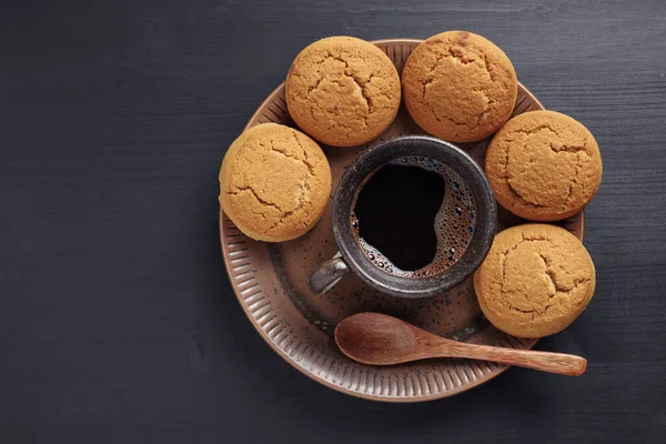 Haferflocken Plätzchen Und Kaffeetasse Auf Einem Teller Auf Schwarzem Holztisch — Stockfoto